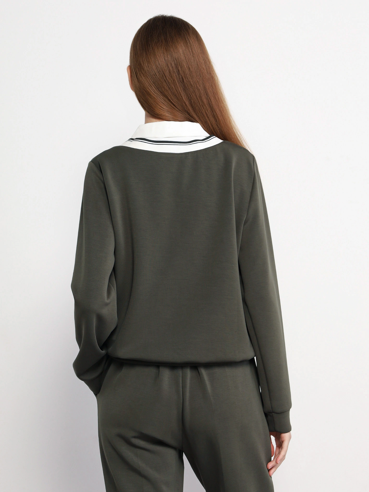 Джемпер зеленого цвета прямого кроя